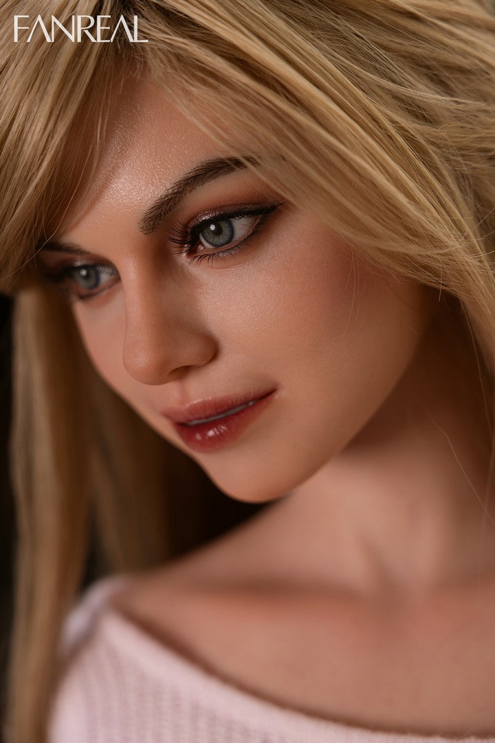 Side close-up of Maria ROS with blonde hair