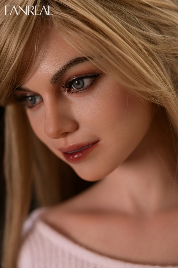 Side close-up of Maria ROS with blonde hair