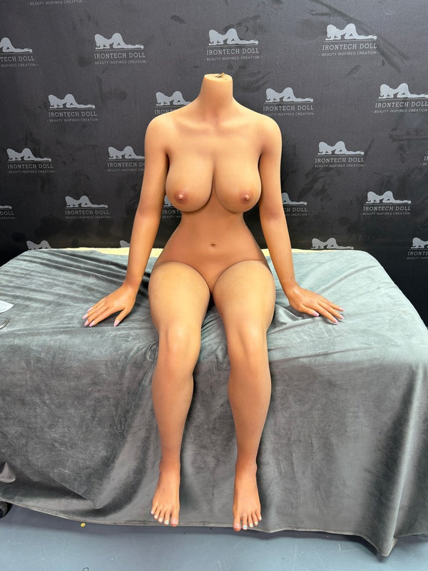 S17: Irontech 164 cm E-Cup weiße Sexpuppe (versandbereit nach Nordamerika)