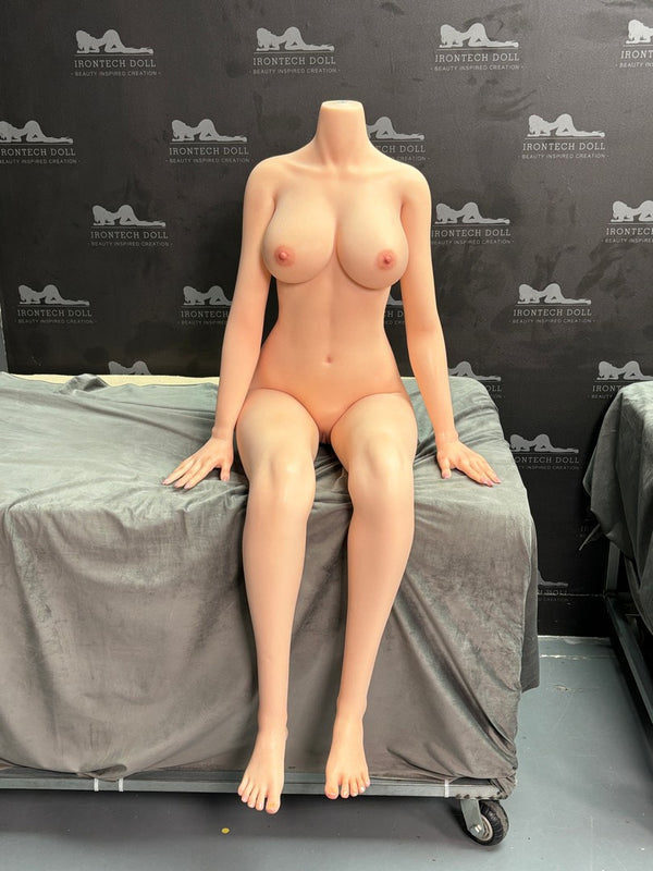 S26 : Poupée sexuelle blanche Irontech 166 cm B-Cup (prête à être expédiée en Amérique du Nord)