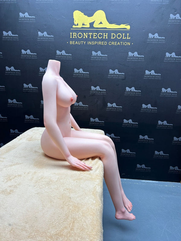 S32 : Poupée sexuelle asiatique Irontech 166 cm bonnet B (prête à être expédiée en Amérique du Nord)