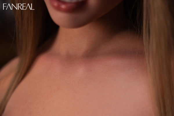 Della : Poupée sexuelle Fanreal (entièrement en silicone)
