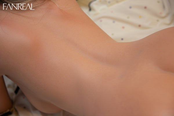 Della : Poupée sexuelle Fanreal (entièrement en silicone)